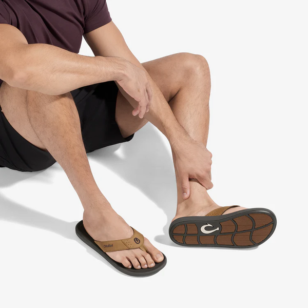 Olukai Men's Pili Sandal / Tan - Dark Java